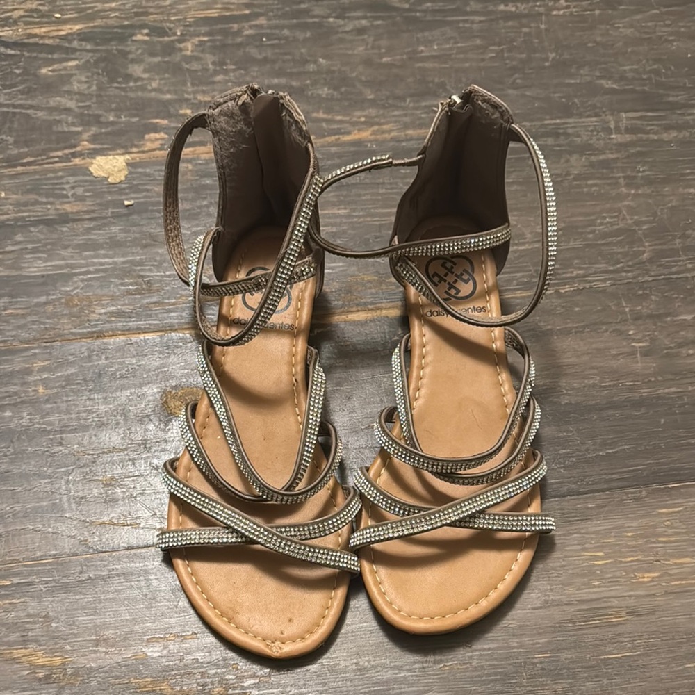 Daisy Fuentes Silver and Tan Strappy Sandals
